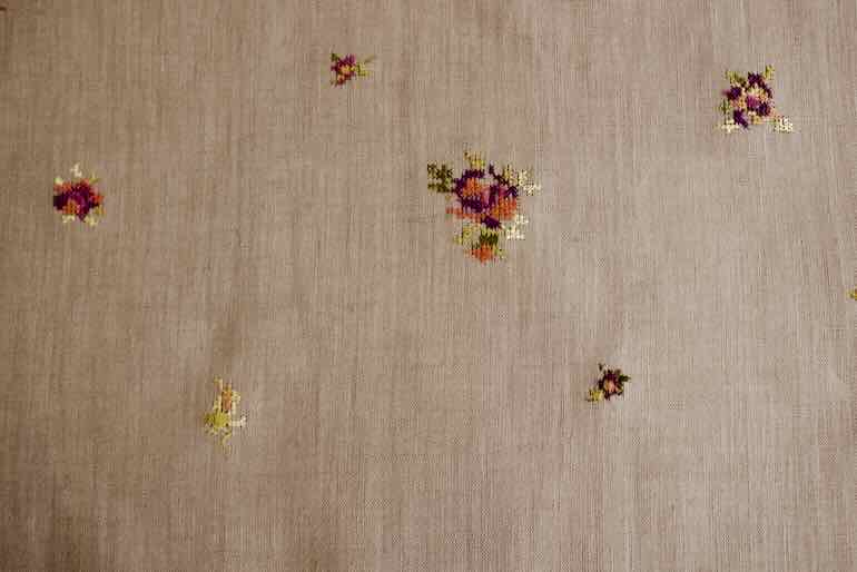 F刺繍カットクロス-クロススティッチタイニーポージー　30cm×30cm<br />グレ-